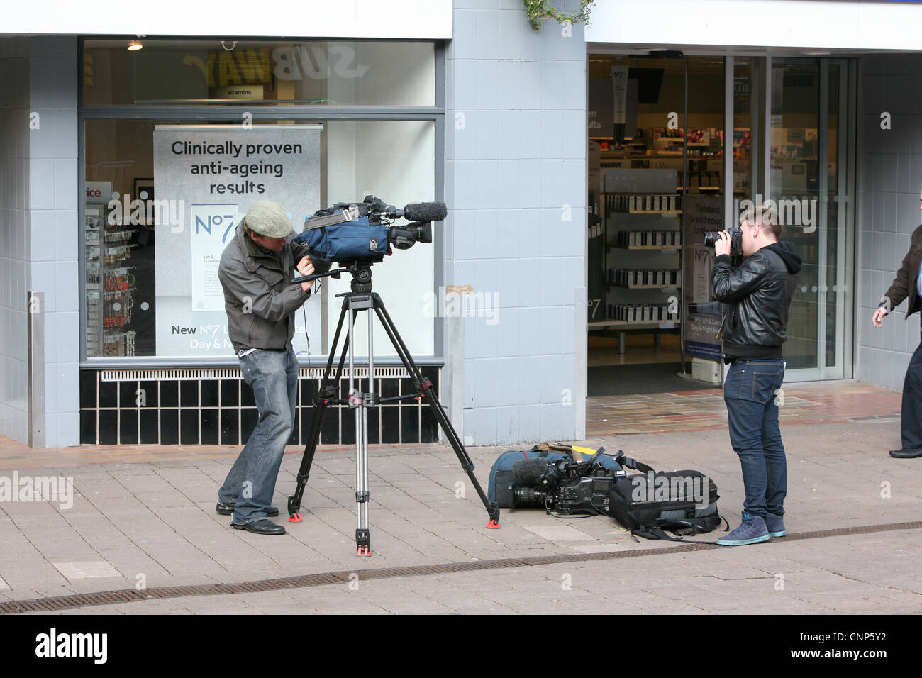 News equipaggio e il fotografo prima di coprire un evento di notizie Foto Stock