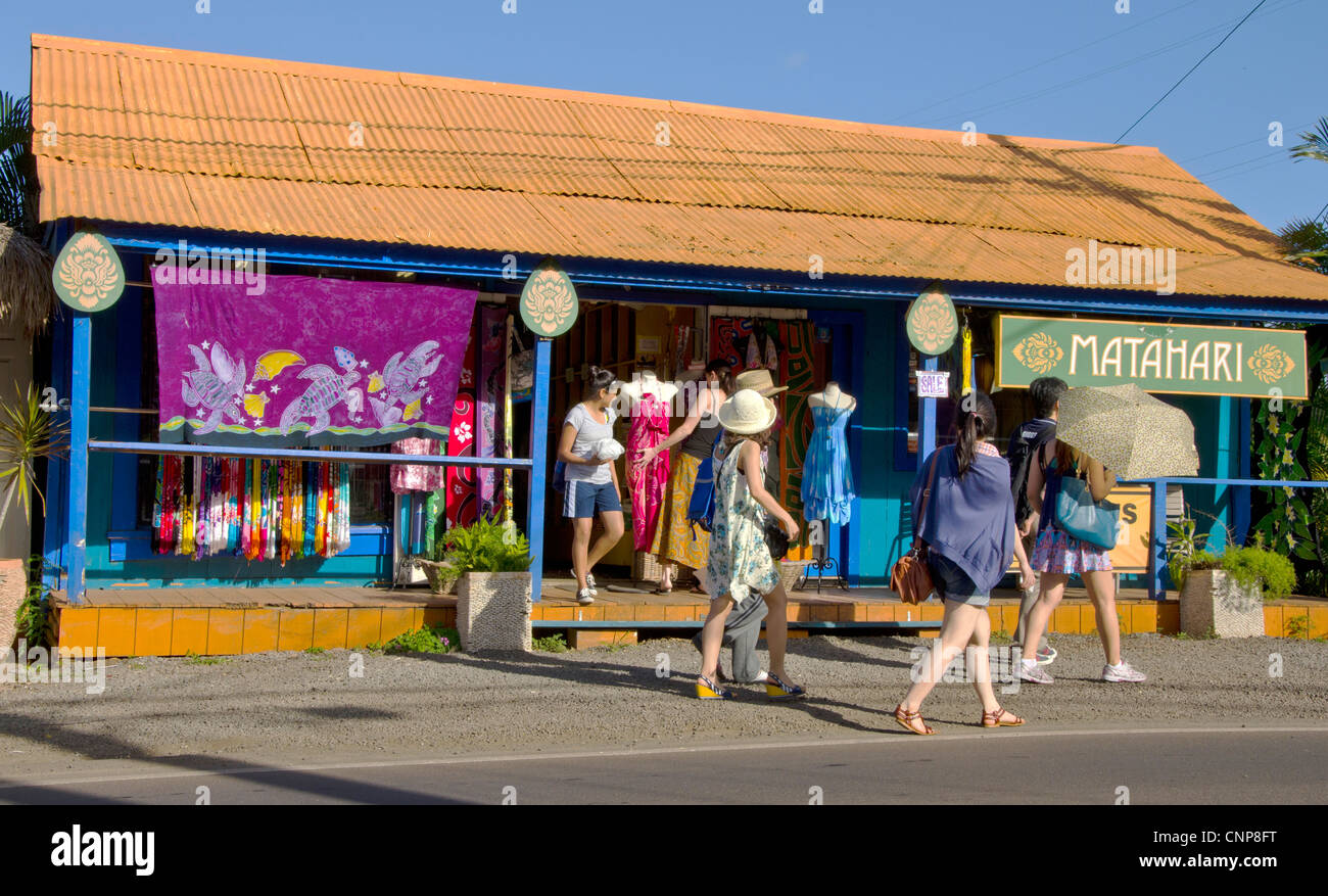 Pittoreschi negozi nella famosa città di Haleiwa sulla North Shore di Oahu, Hawaii, vicino alle famose spiagge per il surf. Foto Stock