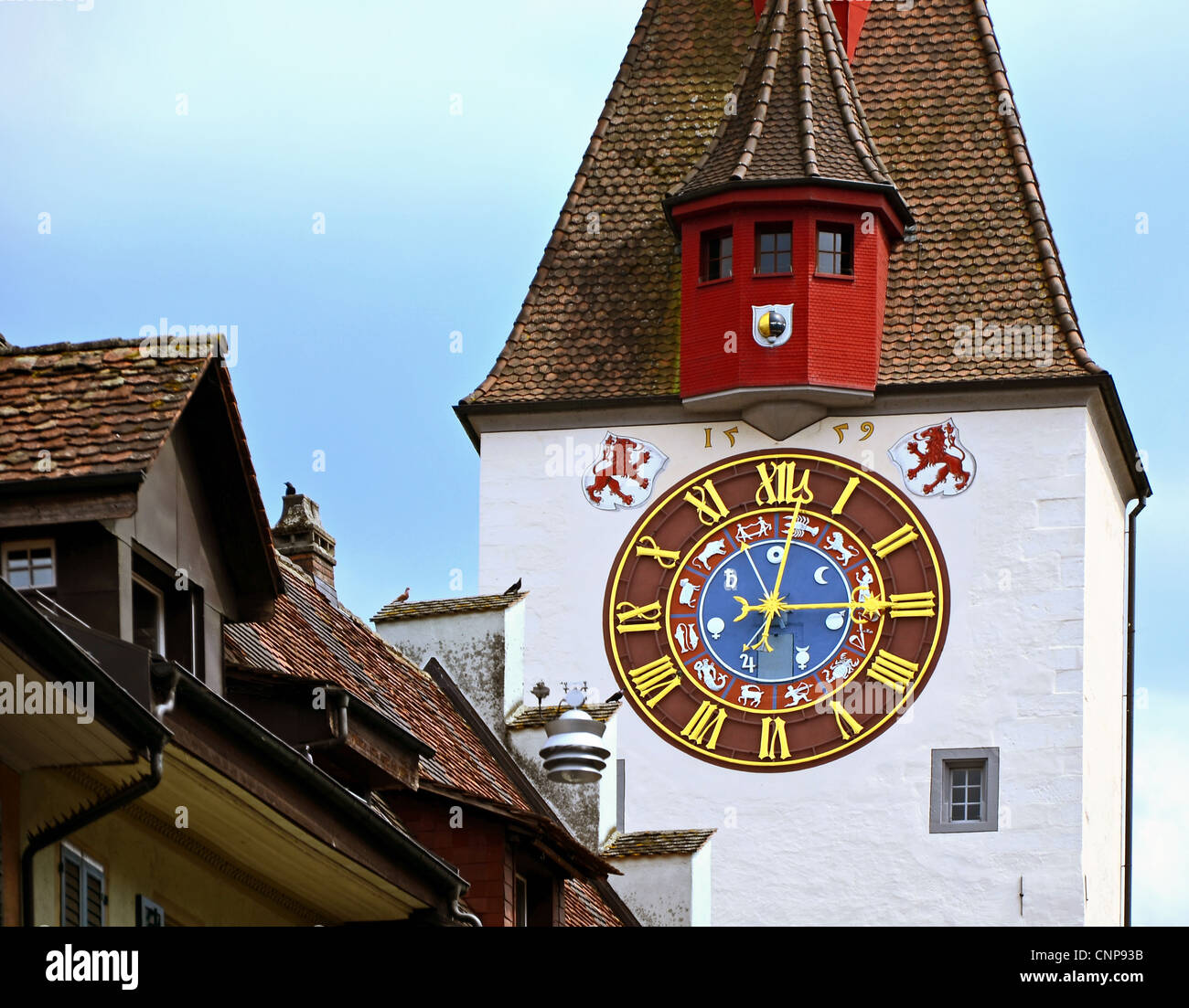 Anseatica vecchia orologio in legno faccia. Prese a Bremgarten, Svizzera Foto Stock