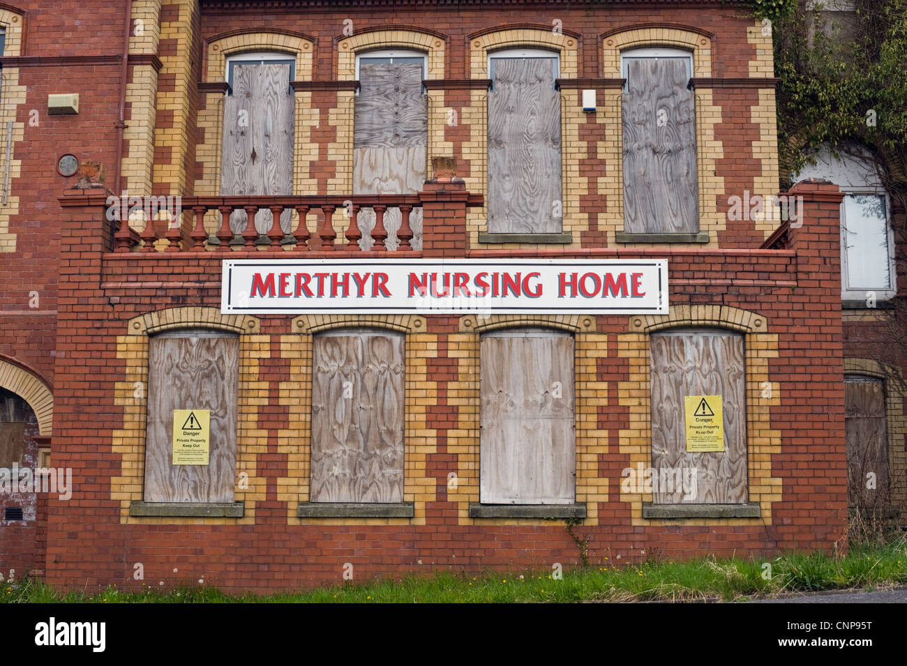 Il degrado urbano uk MERTHYR NURSING HOME chiuso derelitti intavolato edificio Vittoriano datato 1895 a Merthyr Tydfil South Wales UK Foto Stock