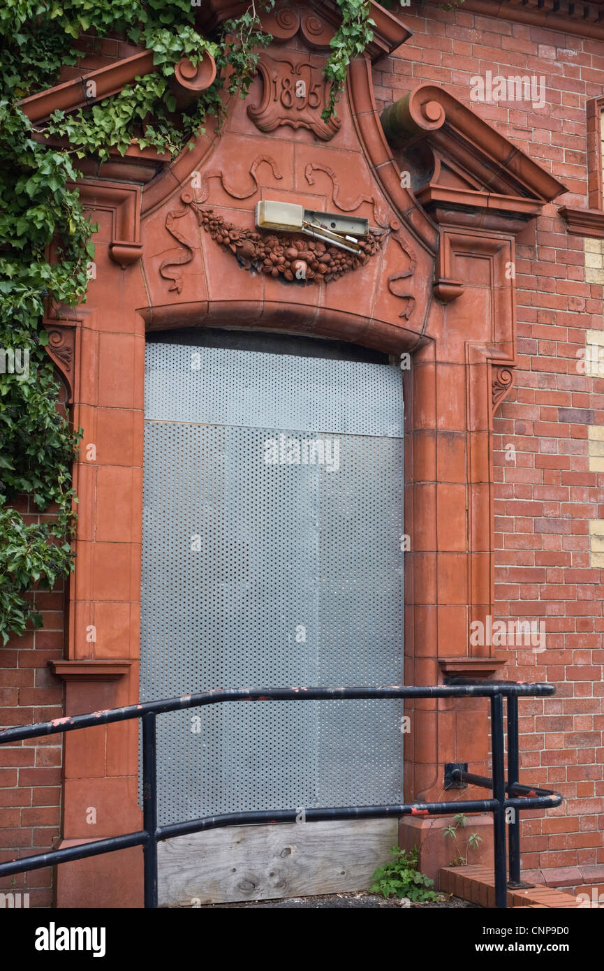 Il degrado urbano uk MERTHYR NURSING HOME chiuso derelitti intavolato edificio Vittoriano datato 1895 a Merthyr Tydfil South Wales UK Foto Stock