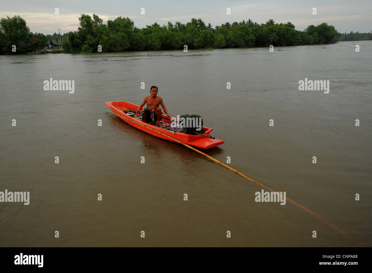 Pescatore tailandese la pesca con bambù canna da pesca, mae klong river, Amphawa,Samut Sakhon,thailandia,sud est asiatico Foto Stock