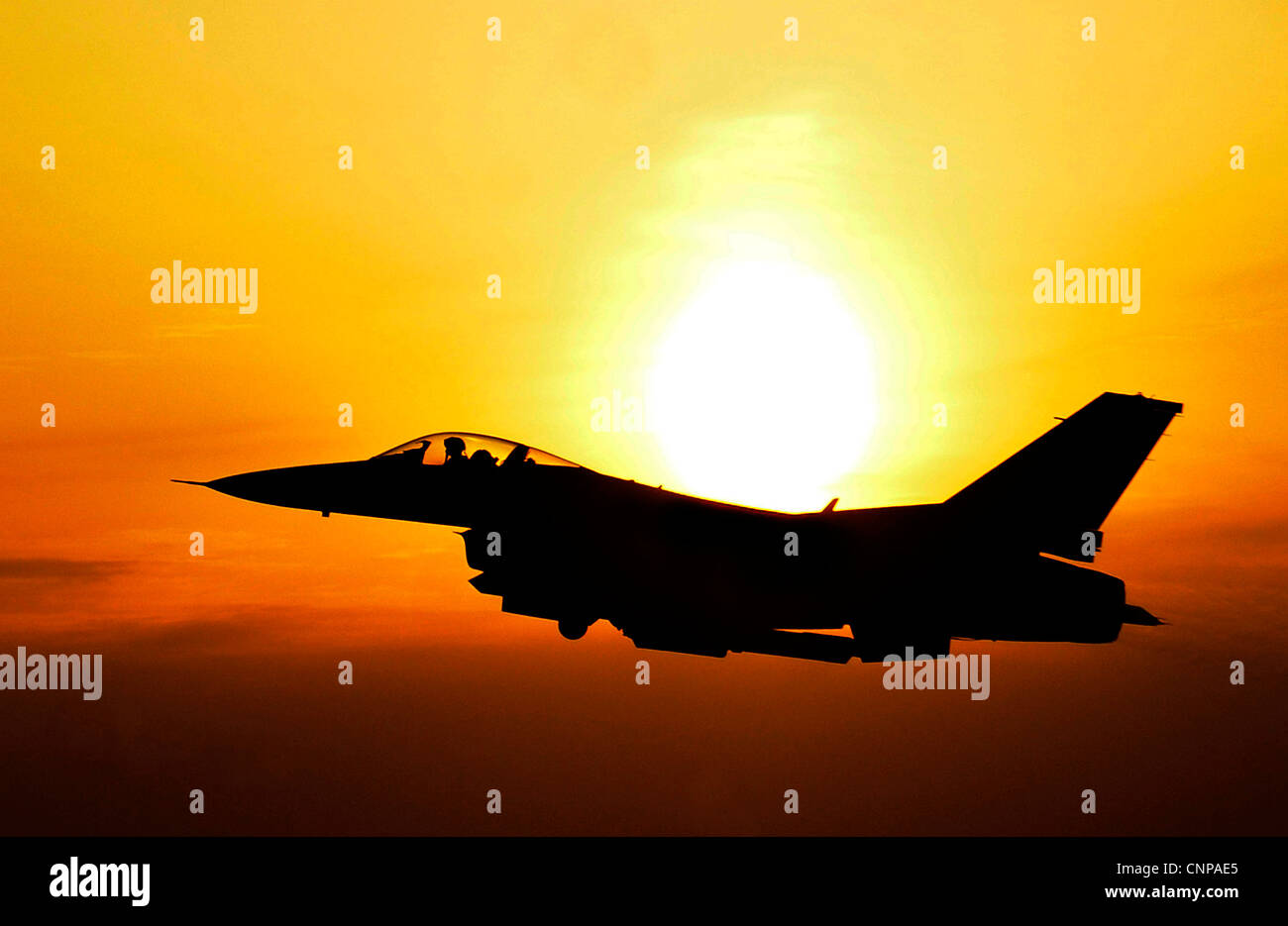 Un US F-16 Fighting Falcon fighter aircraft vola sopra la Corea del Sud durante un esercizio volo come parte di una prontezza operativa esercizio a Kunsan Air Base il 20 marzo 2012. Foto Stock