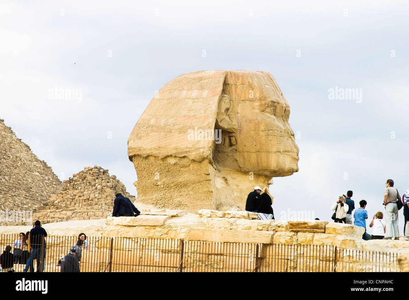 Grande Sfinge di Giza e parte della Grande Piramide di Giza, o piramide di Khufu o piramide di Cheope Foto Stock