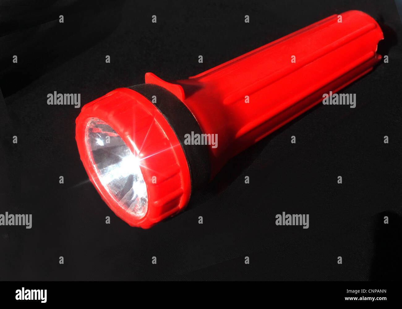 Torcia rosso isolato su sfondo nero Foto Stock