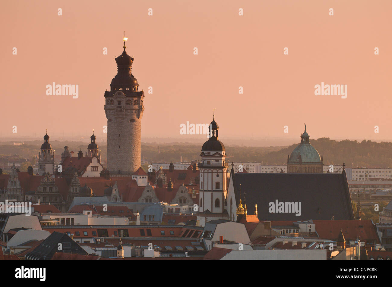 Skyline di Lipsia con il nuovo Municipio torre (sinistra) e St. Thomas Church steeple (bianco) , in Germania. Foto Stock