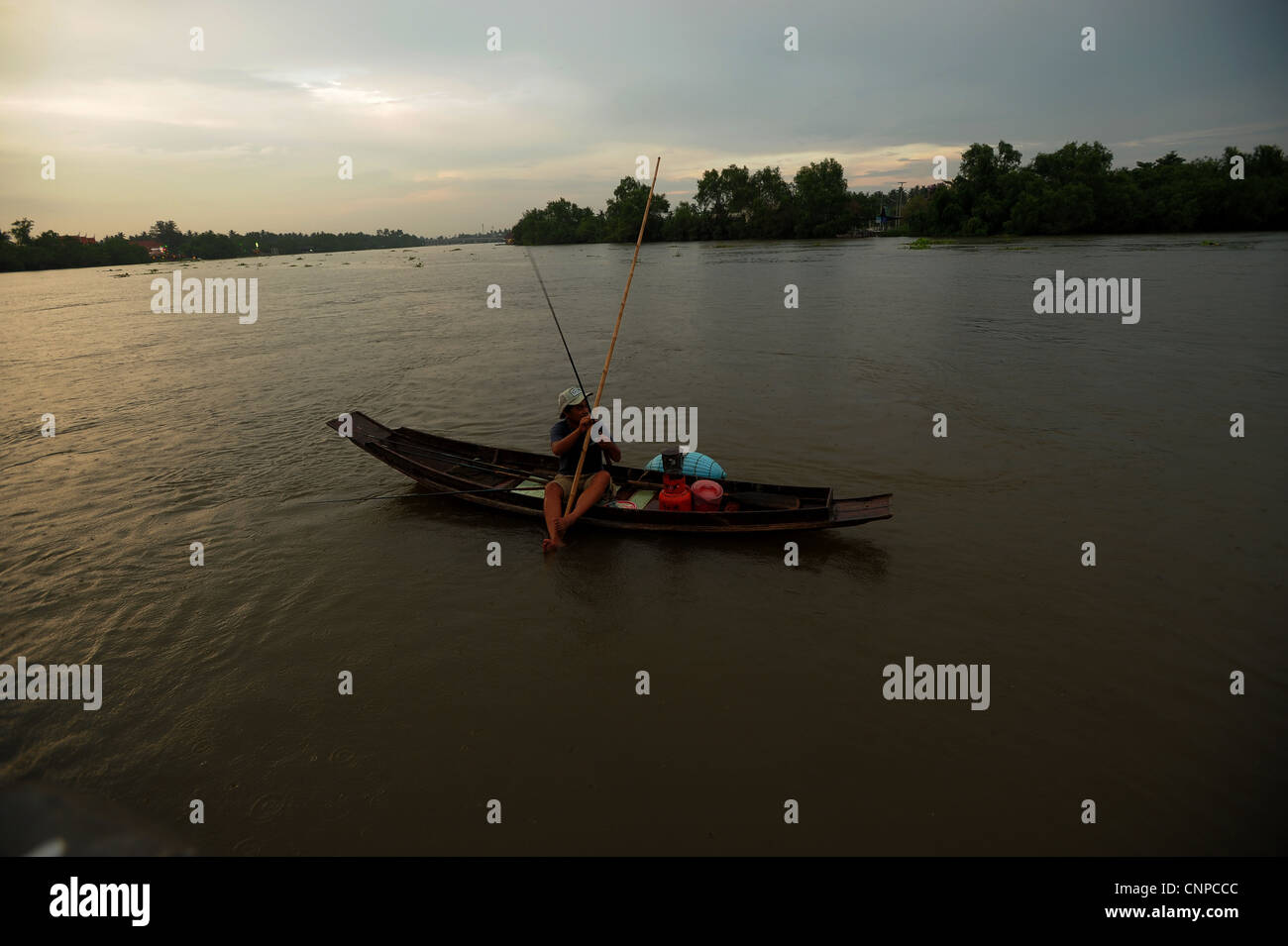 Fisherman , tramonto sulla Mae Klong River , Amphawa, Samut Sakhon, Thailandia Foto Stock