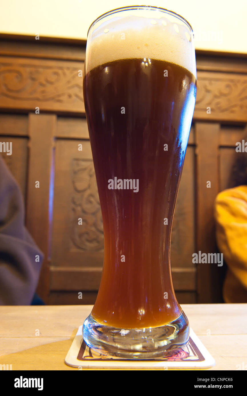 Birra affumicata alla storica fabbrica di birra Tavern Schlenkerla a Bamberg in Germania. Foto Stock