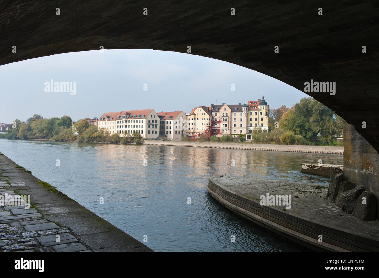 Storica romana Steinerne Brücke (ponte) sopra il Danubio, Regensburg, Germania. Foto Stock