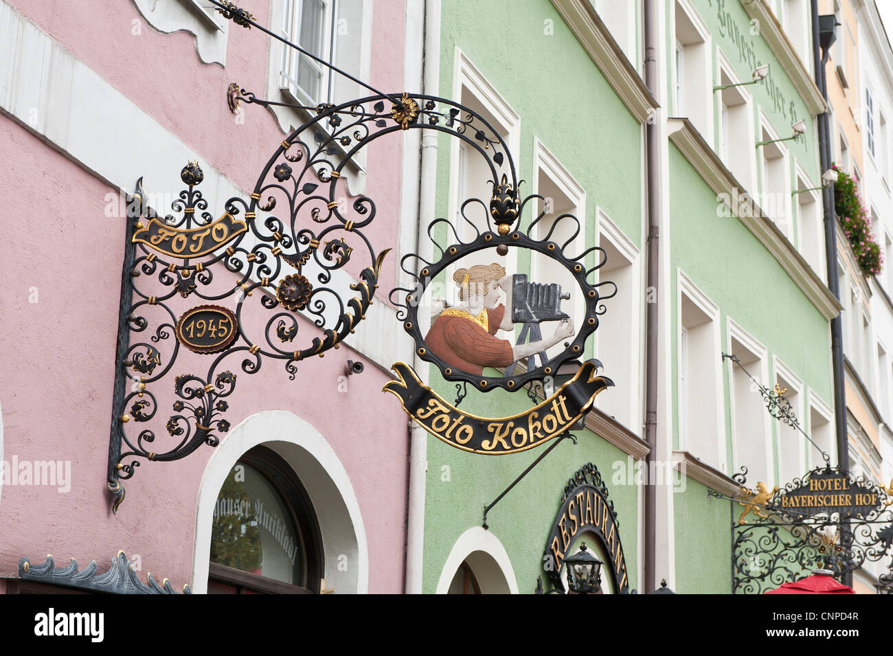 Appeso segno ferro battuto scena strada a Burghausen, Germania. Foto Stock