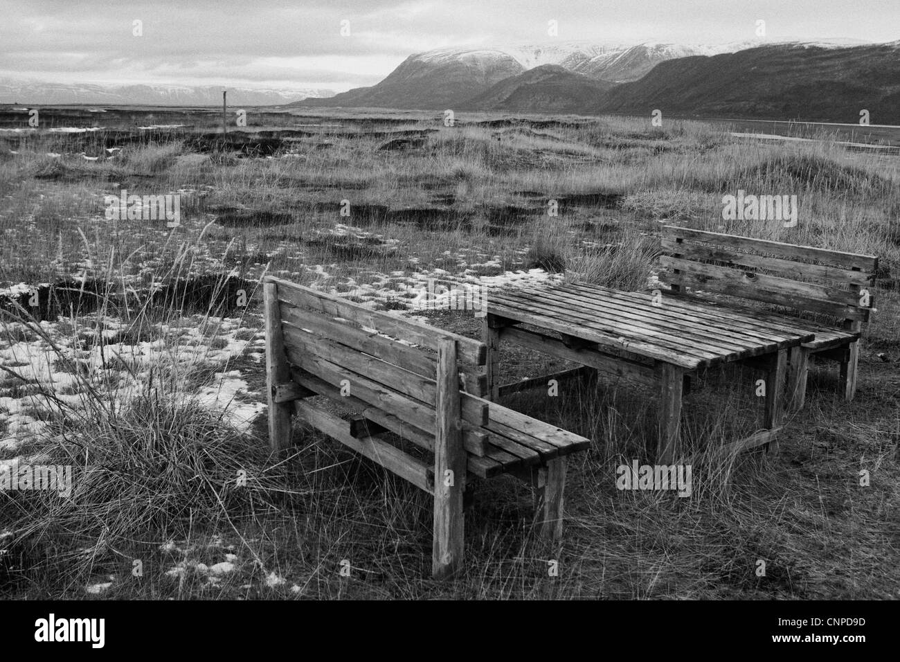 Un solitario banco picnic all'interno del Circolo Polare Artico di Norvegia. Foto Stock