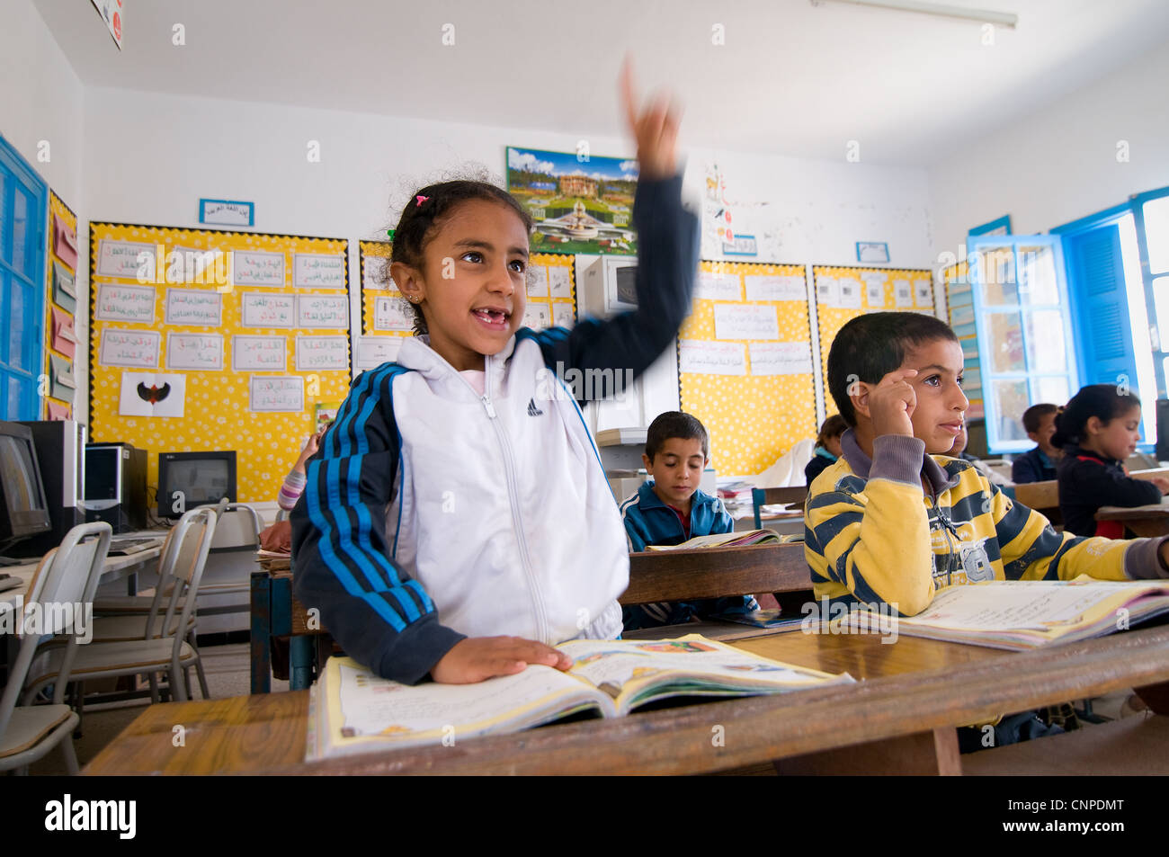 Intorno a Sidi Bouzid sono molti piccoli villaggi. Quasi tutti i bambini frequentano la scuola, anche nelle zone rurali. Co-educazione è la norma. Foto Stock