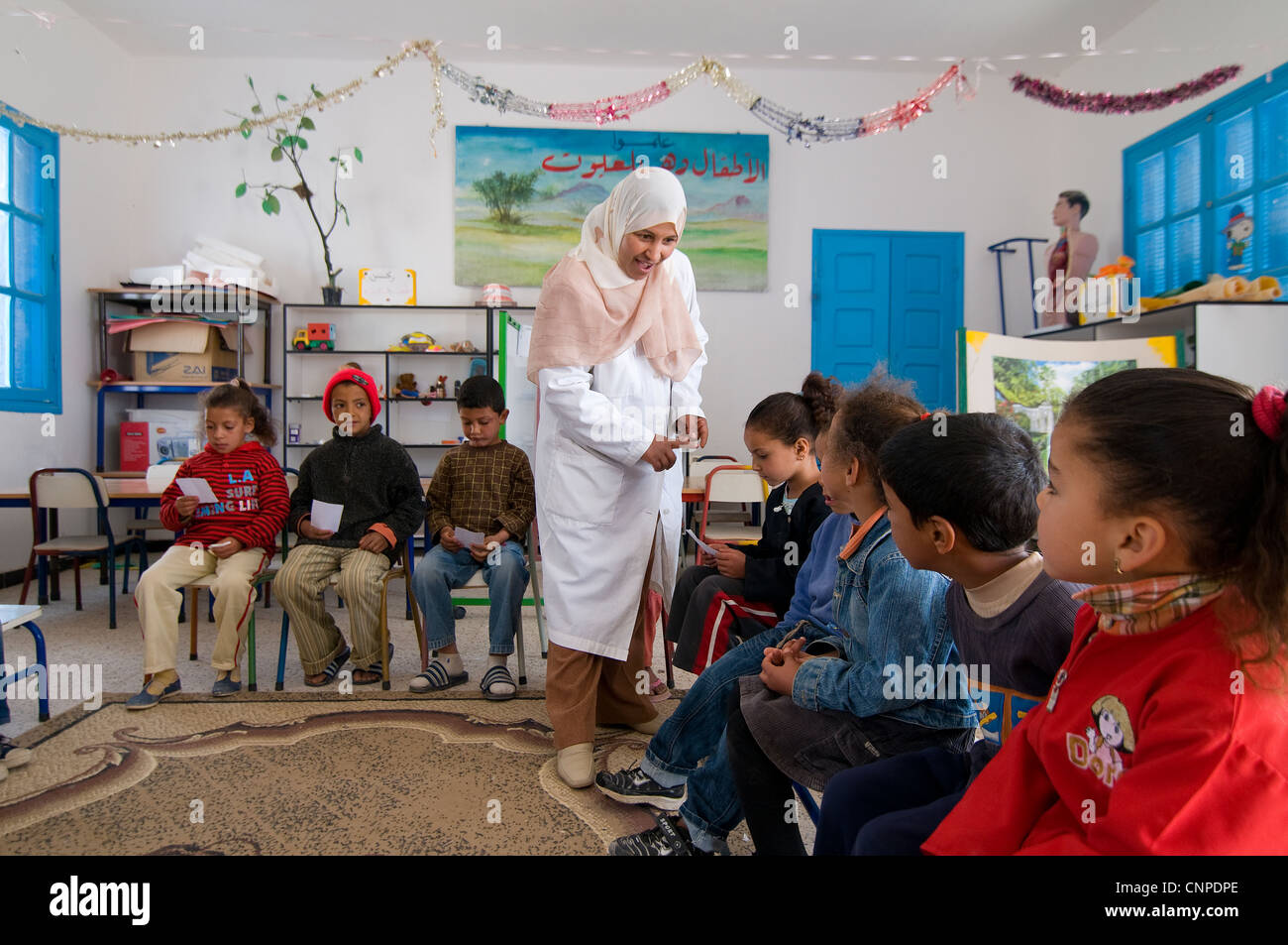 Intorno a Sidi Bouzid sono molti piccoli villaggi. Quasi tutti i bambini frequentano la scuola, anche nelle zone rurali. Co-educazione è la norma. Foto Stock