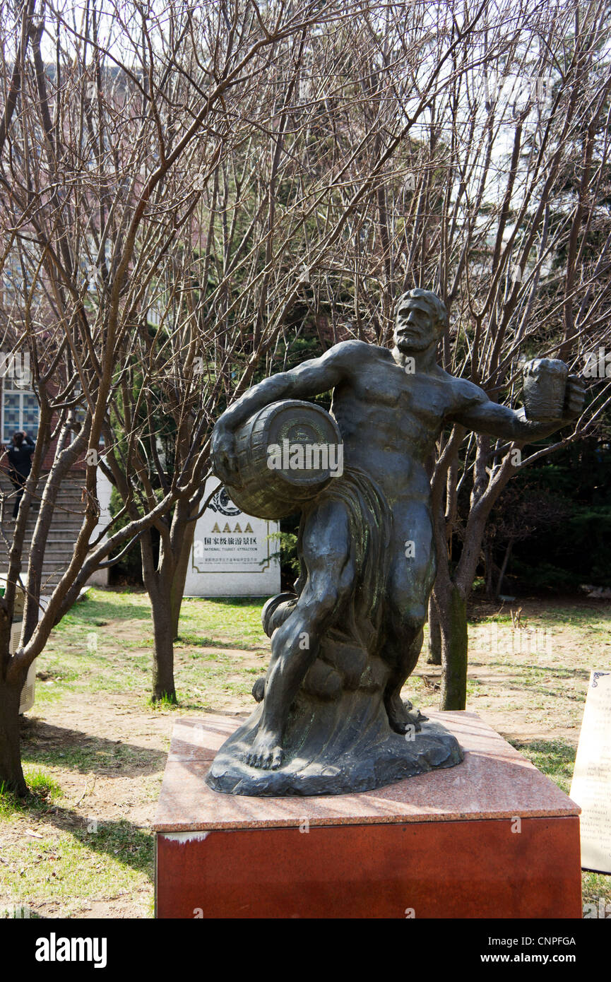 Dioniso, dio del vino, presso la fabbrica di Birra Tsingtao, Qingdao, Cina. Foto Stock