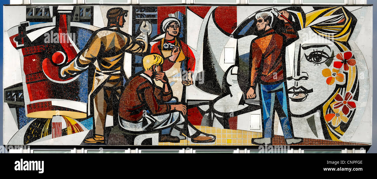 Berlino, Germania. Dettaglio da "Unsere Leben' ('la nostra vita') mosaico (1962 1963) da Walter Womacka su "Haus des Lehrers' Foto Stock