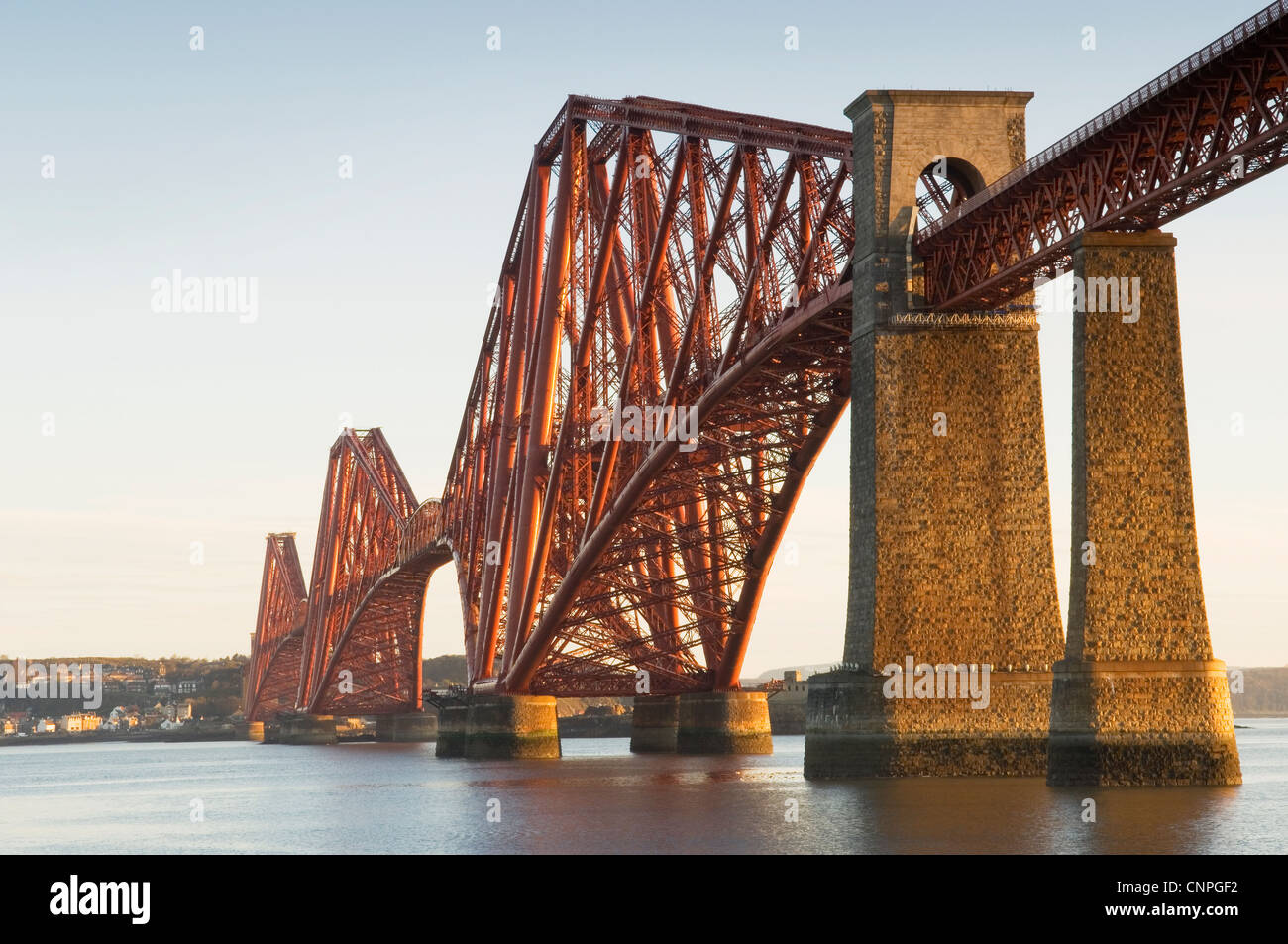Il famoso Ponte di Forth Rail, nei pressi di Edimburgo, Scozia. Foto Stock