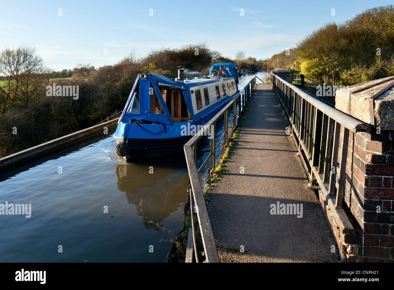 Un canal boat attraversa la Cosgrove ferro acquedotto Trunk sul Grand Union Canal vicino a Milton Keynes, Regno Unito Foto Stock