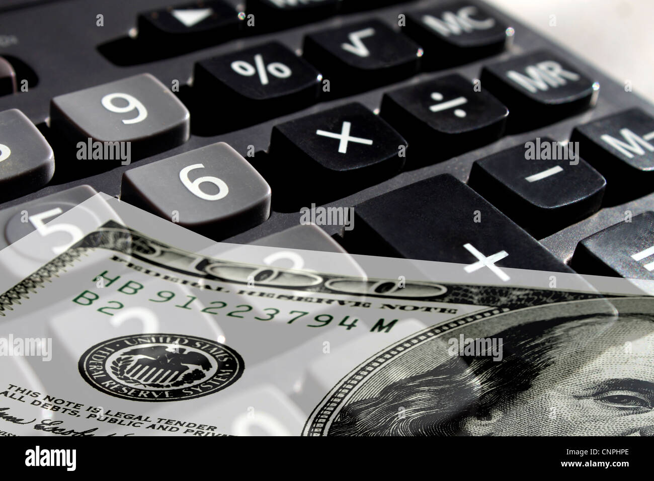 Un centinaio di dollari su una calcolatrice nero Foto Stock