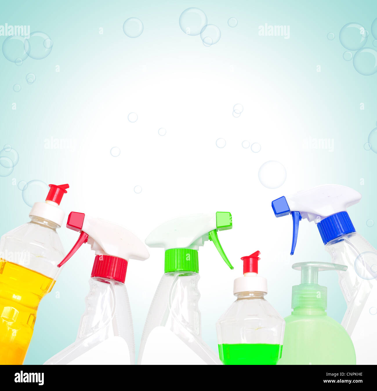 Prodotti di pulizia in diversi colori su sfondo di bolle Foto Stock