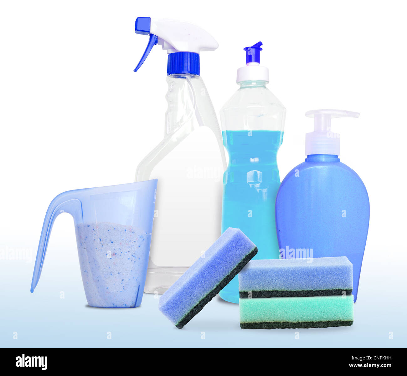 Set di quattro tipi di prodotti di pulizia e spugne in blu Foto Stock