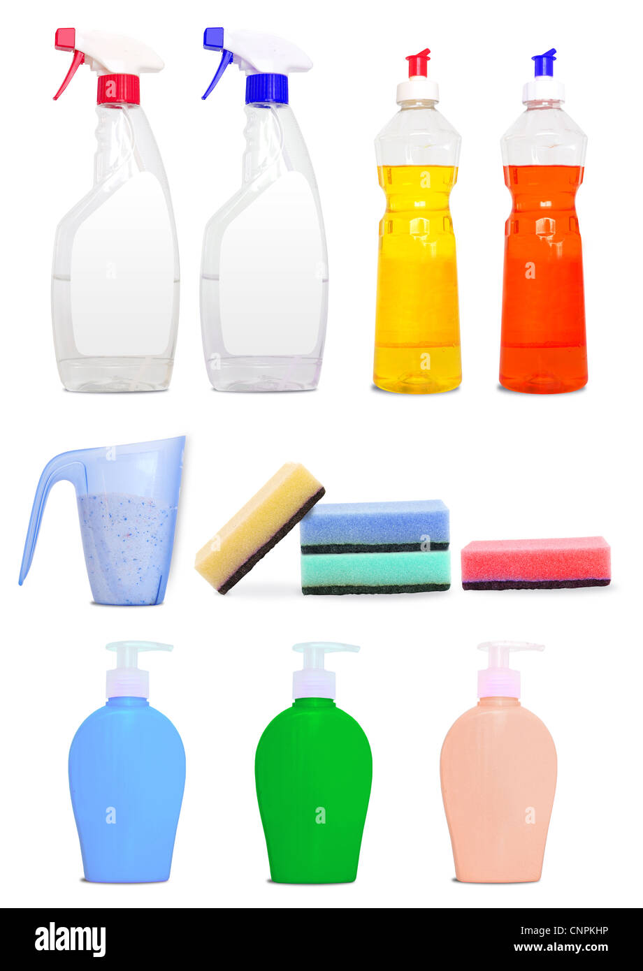 Molte bottiglie colorate di prodotti di pulizia e spugne Foto Stock