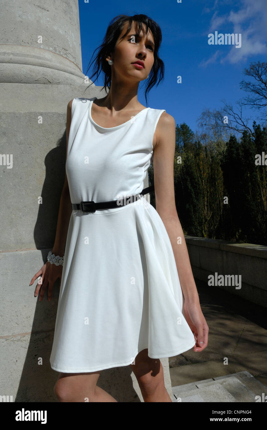 Moda modello 'Kittiwara' in una crema Sara Belted Dress Skater da BooHoo Foto Stock