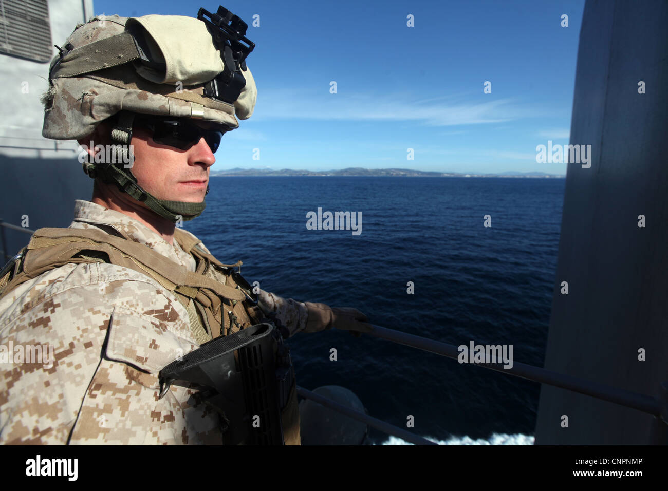 Lance Cpl. Kyle Scales, un capo della squadra di vigili del fuoco, fornisce sicurezza alla nave durante le operazioni della Defense of Amphibious Task Force mentre la nave naviga attraverso lo stretto di Gibilterra. Questa operazione faceva parte della missione della 24th Marine Expeditionary Unit per garantire sicurezza e prontezza per varie missioni operative. Foto Stock
