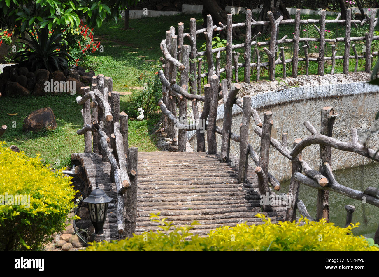 Un ponte di legno in un giardino Foto Stock