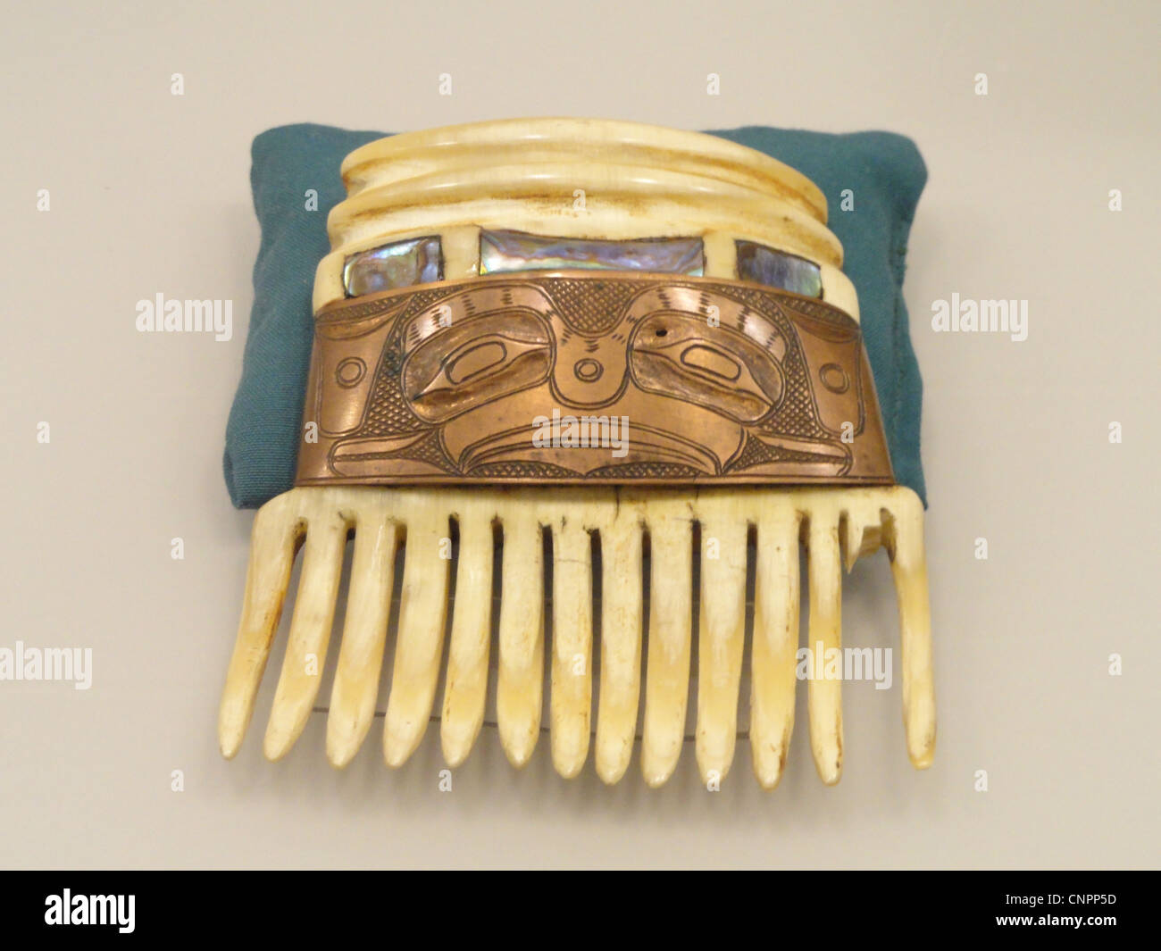 Pettine, Haida o Tlingit, avorio intagliato con rame e shell - Native American collezione - Museo Peabody, Harvard University Foto Stock