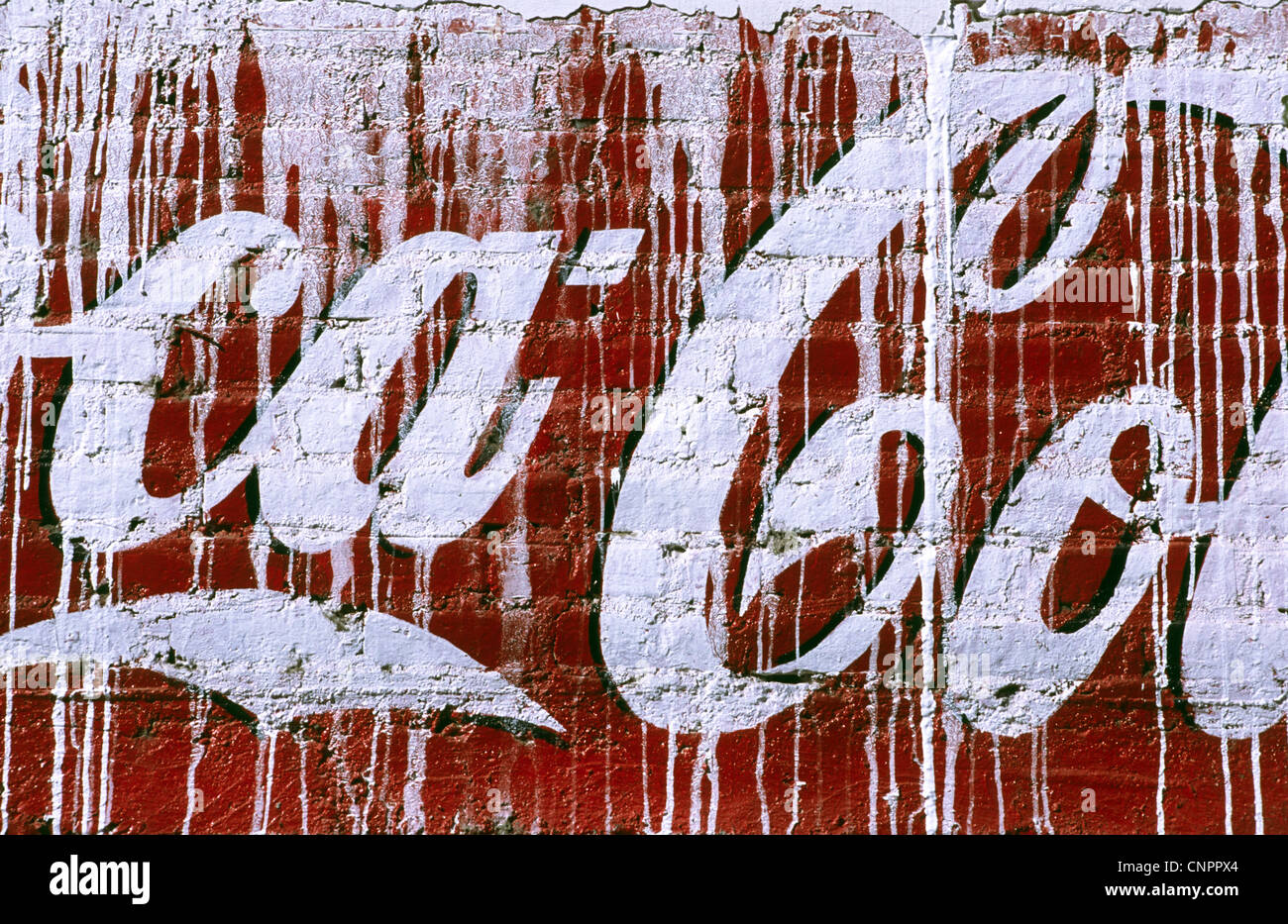 Rovinato la coca cola pubblicità. Urubamba, Perù. Foto Stock