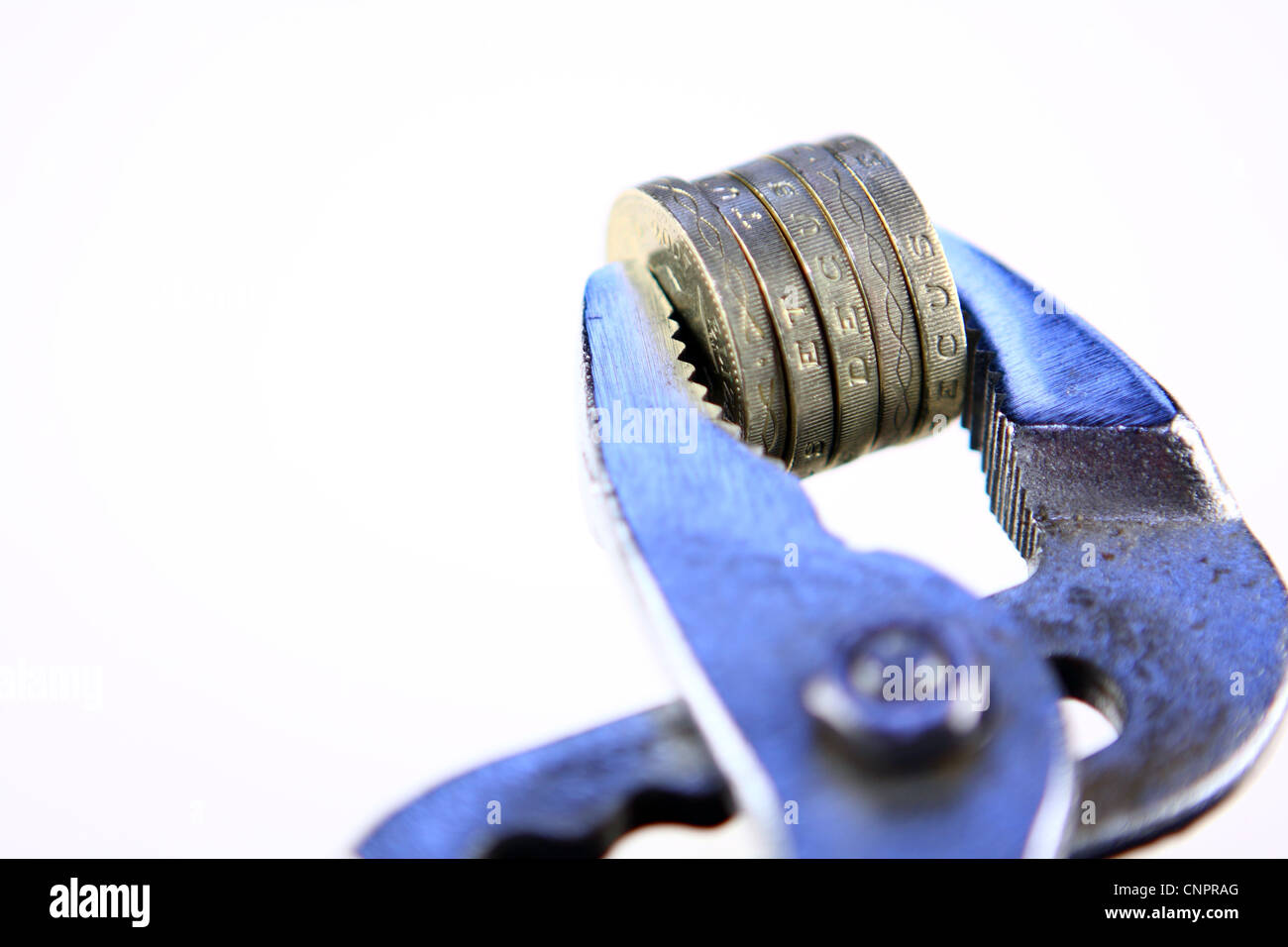 Sterling £1 monete tra le ganasce di una chiave Foto Stock