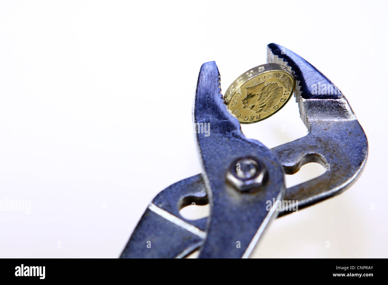 Sterling £1 monete tra le ganasce di una chiave Foto Stock