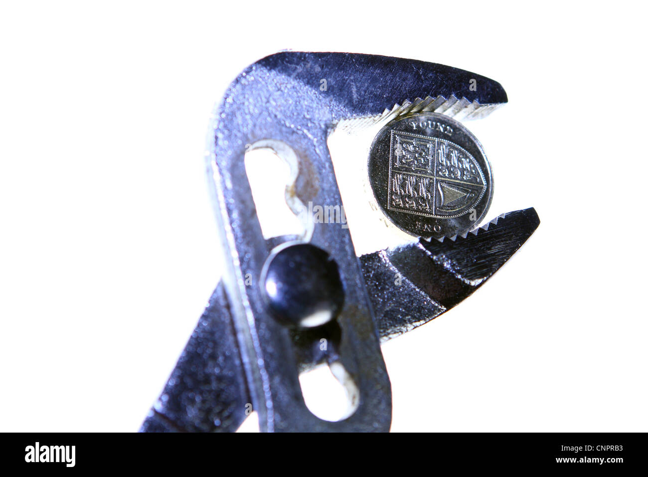 Sterling £1 monete tra le ganasce di una chiave Foto Stock