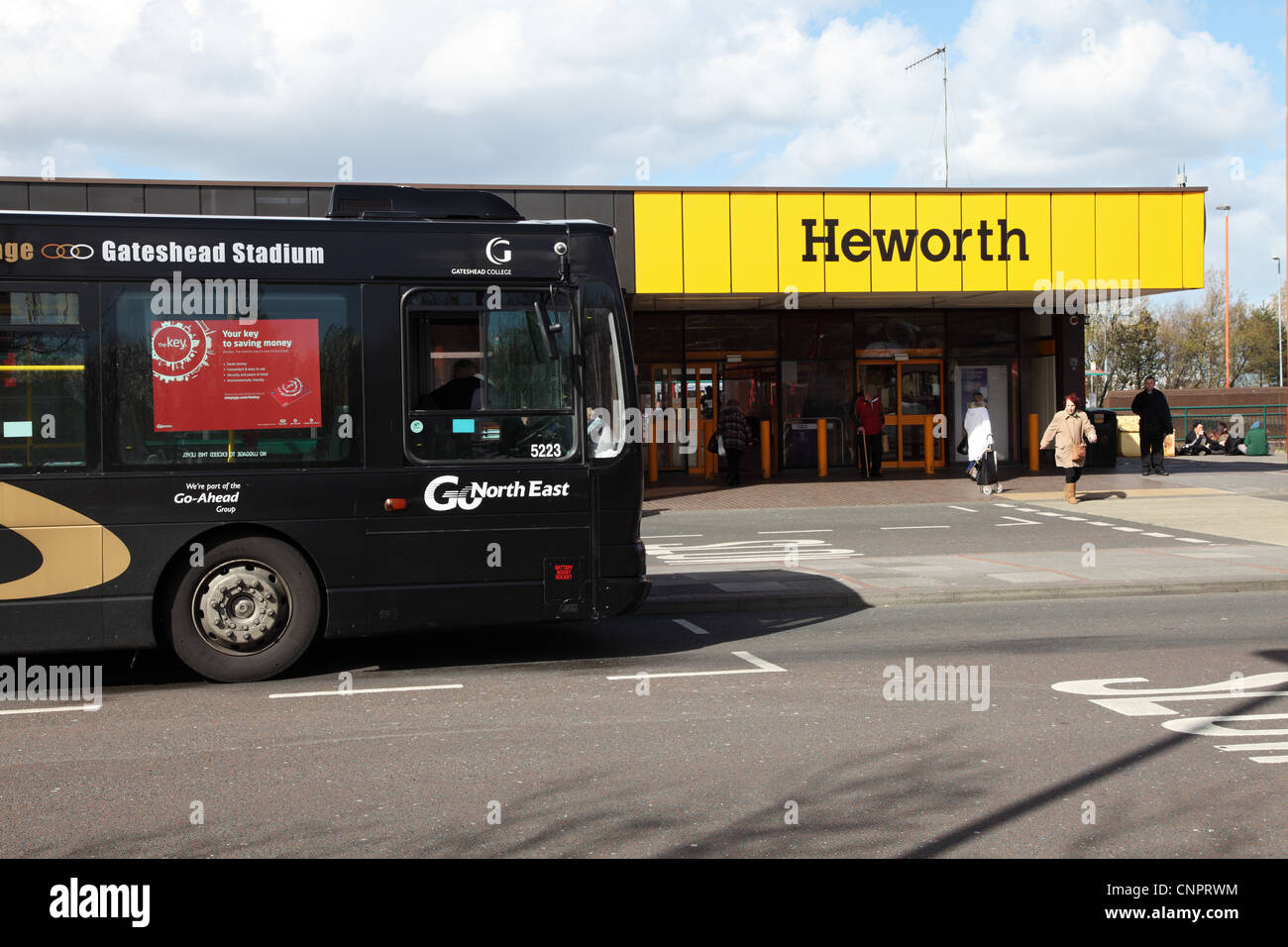 Andare a nord-est autobus presso Il Heworth alla stazione degli autobus e della metropolitana di Tyneside interchange NE England Regno Unito Foto Stock