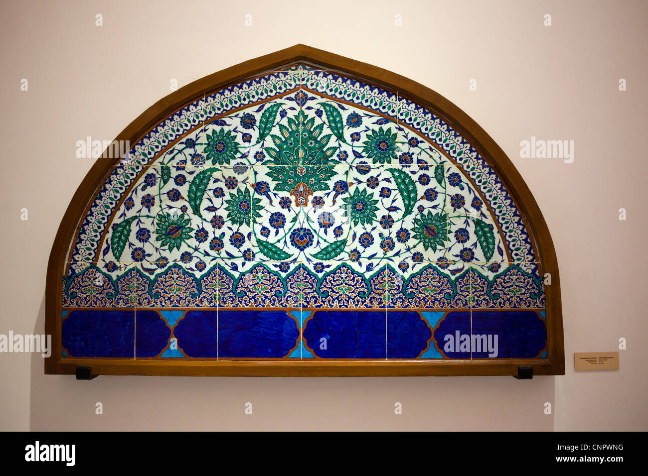 Lunetta policroma realizzata da Iznik piastrelle smaltate nel Museo Archeologico di Istanbul, in Turchia. Foto Stock Lunetta policroma realizzata da Iznik piastrelle smaltate nel Museo Archeologico di Istanbul, in Turchia. Foto Stock