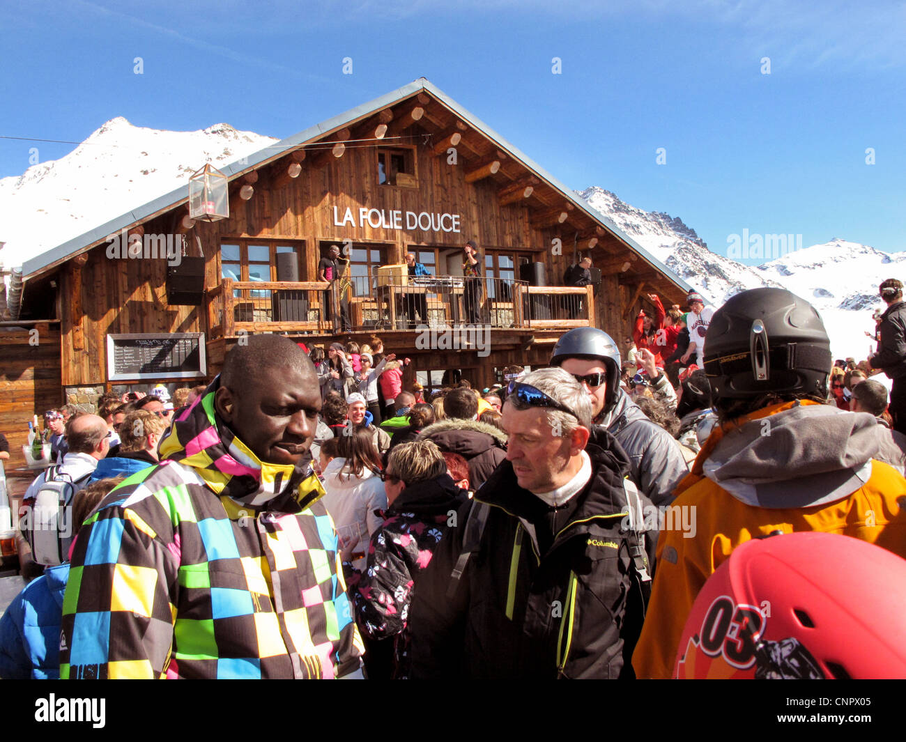Gli sciatori a la Folie Douce cafe, Val Thorens, Les Portes du Soleil, sulle alpi francesi Francia Europa Foto Stock