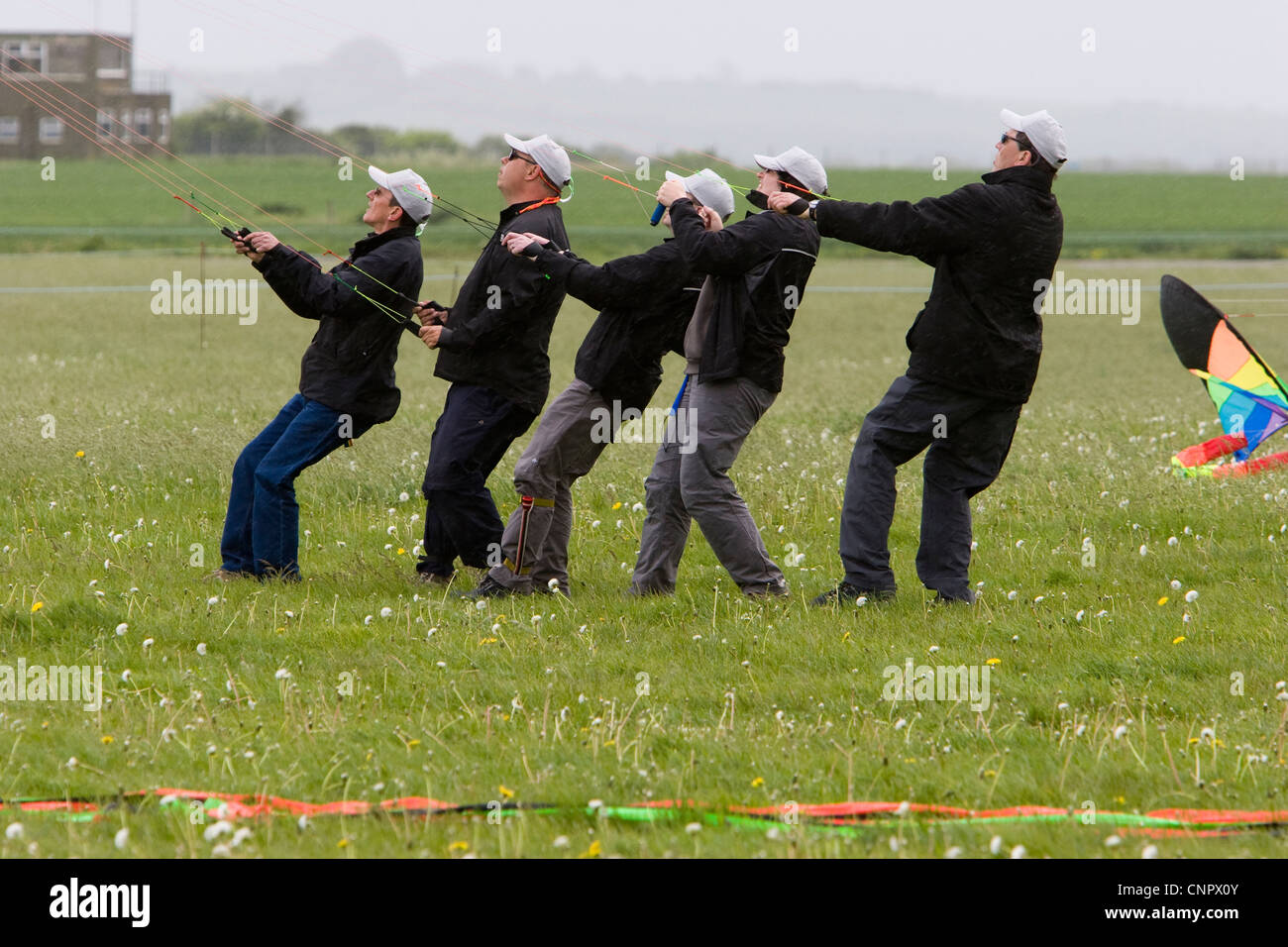 Visualizza team battenti stunt kites in corrispondenza di un kite festival in Wroughton, Wiltshire Foto Stock