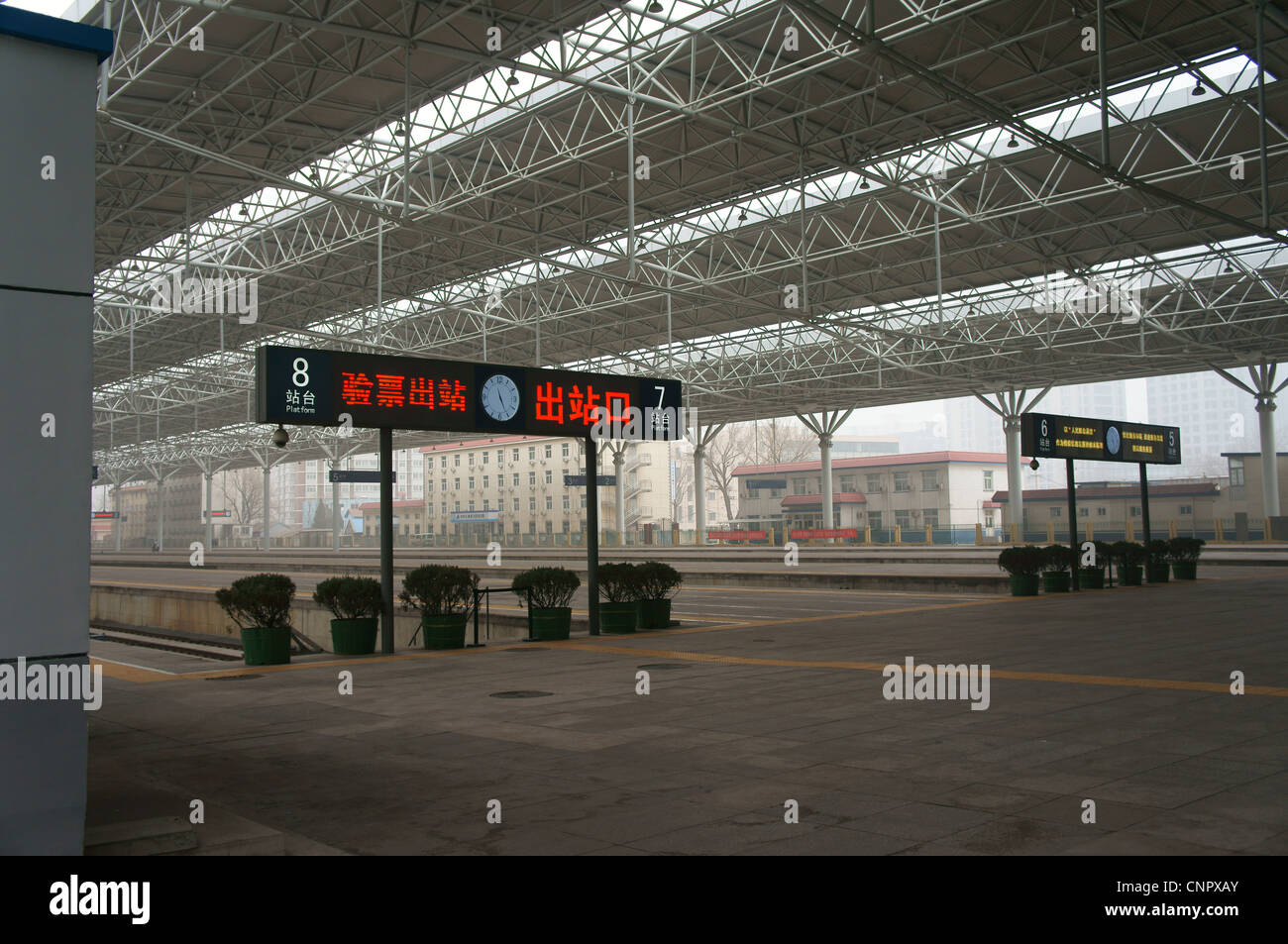 Pechino stazione ferroviaria platform Foto Stock