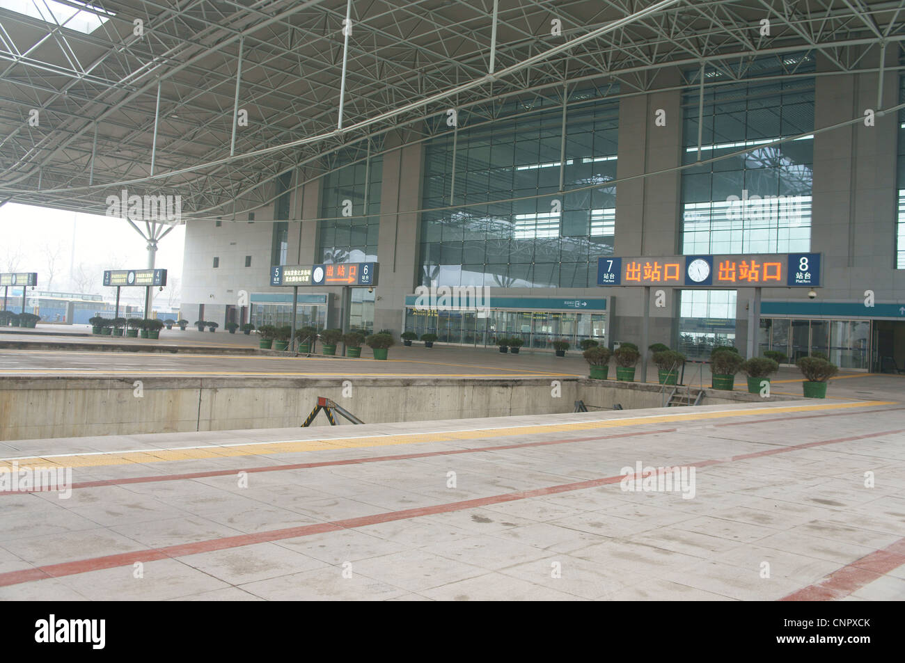 Pechino stazione ferroviaria platform Foto Stock