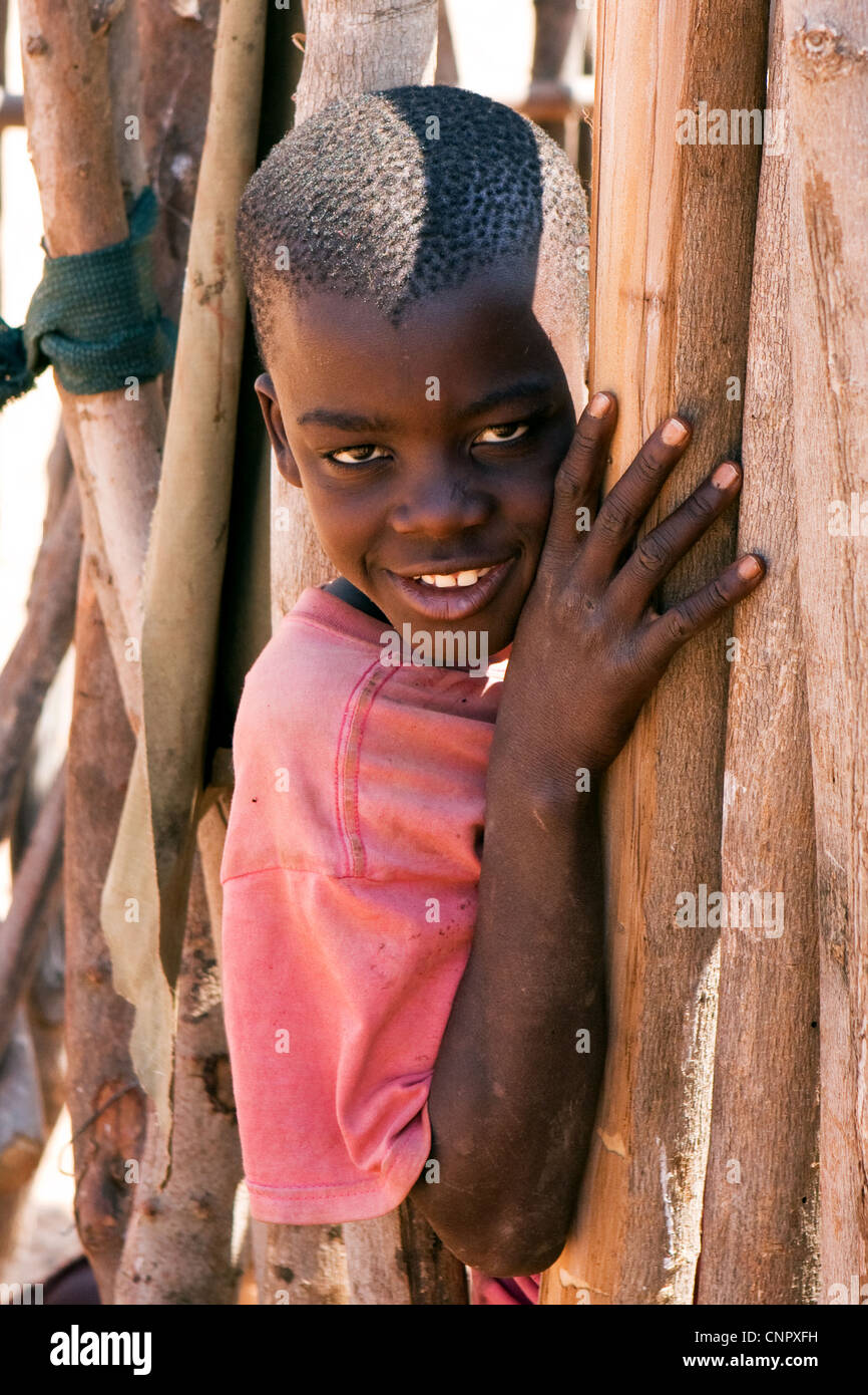 Ritratto di un giovane ragazzo del tradizionale della Namibia tribù Himba, prese a homestead tribali in Namibia settentrionale, Africa Foto Stock