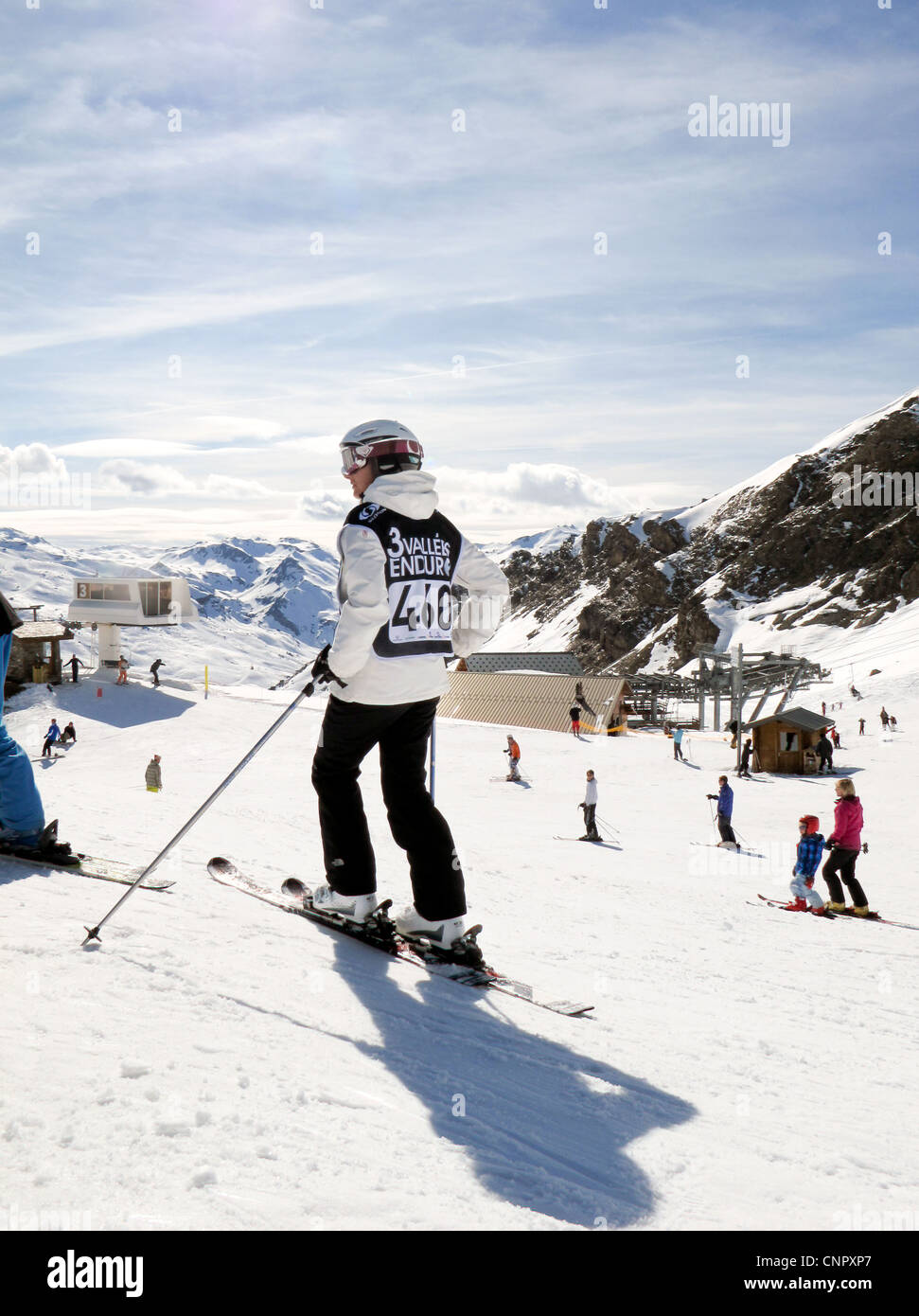 Uno sciatore sci di fondo in tre valli piste da sci e sulle Alpi francesi, Francia Europa Foto Stock