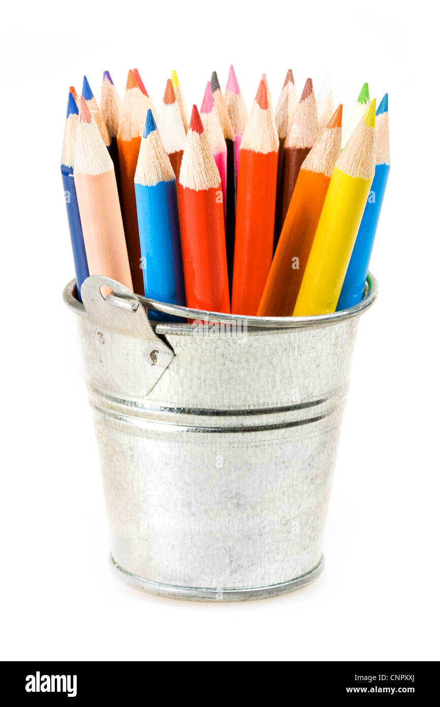Pentola di argento di matite colorate su bianco Foto Stock