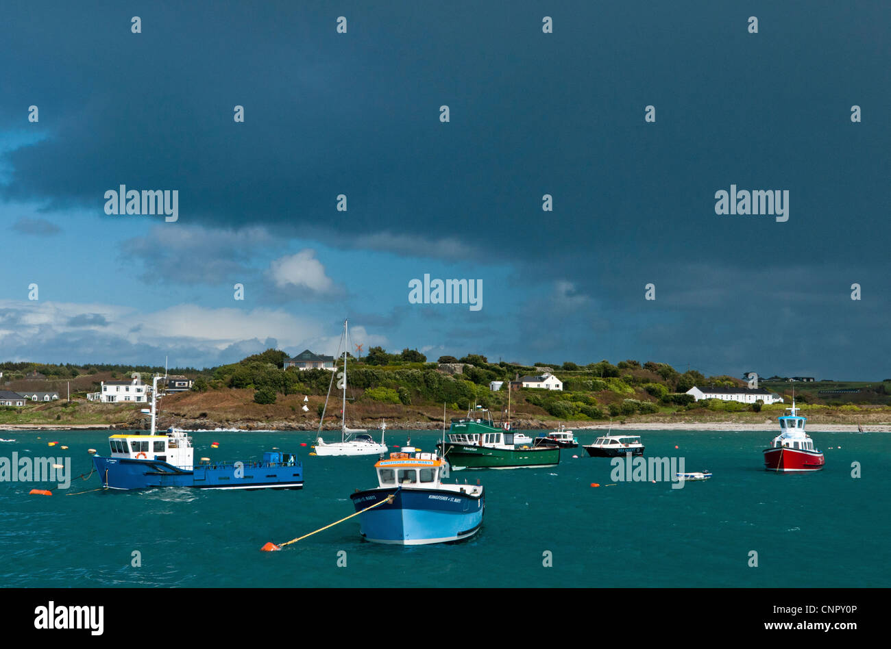 Barche ormeggiate a Hugh Town St Mary's sulle Isole Scilly Foto Stock