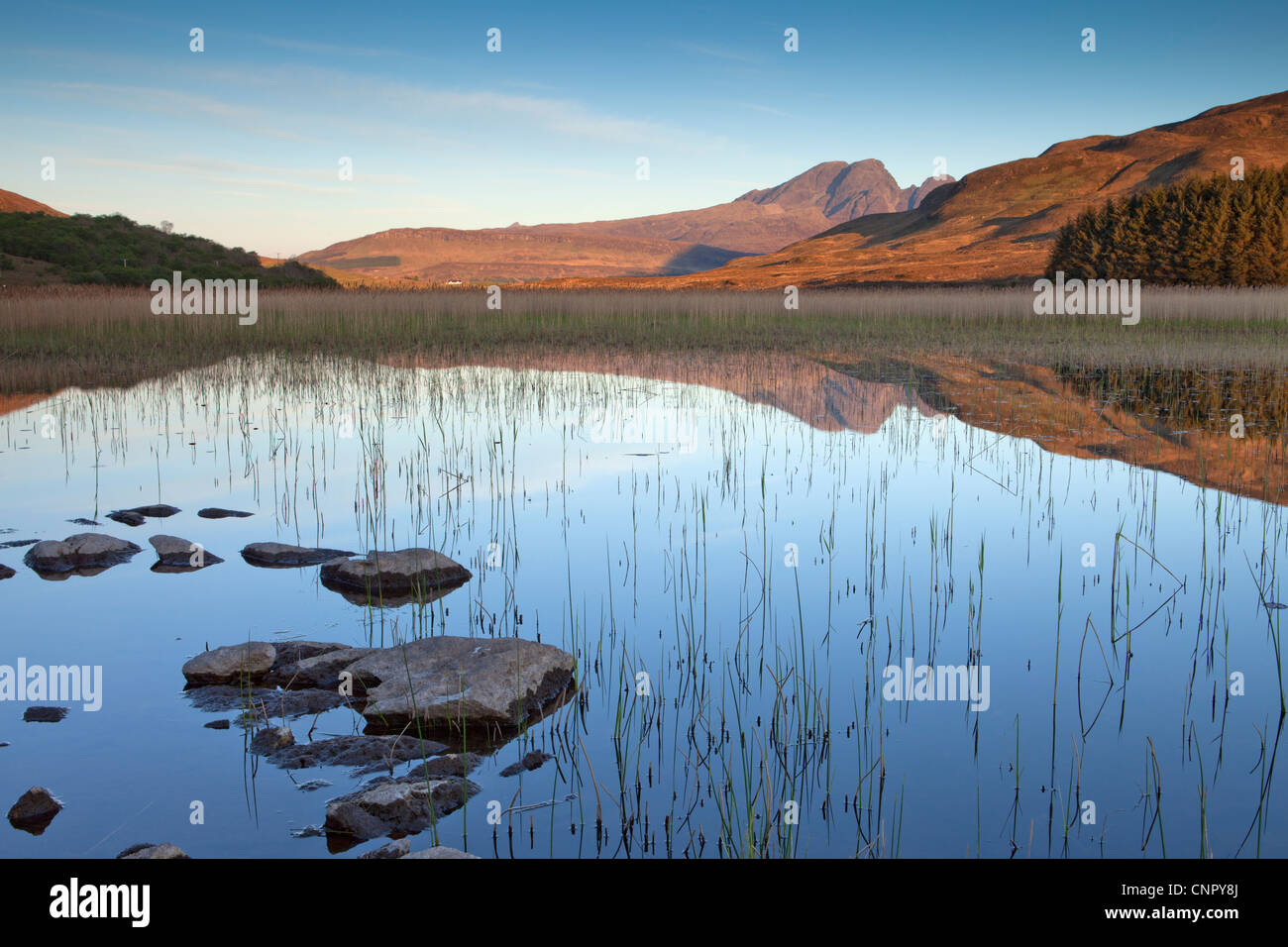 Sunrise a Loch Cill Chriosd, Isola di Skye in Scozia Foto Stock