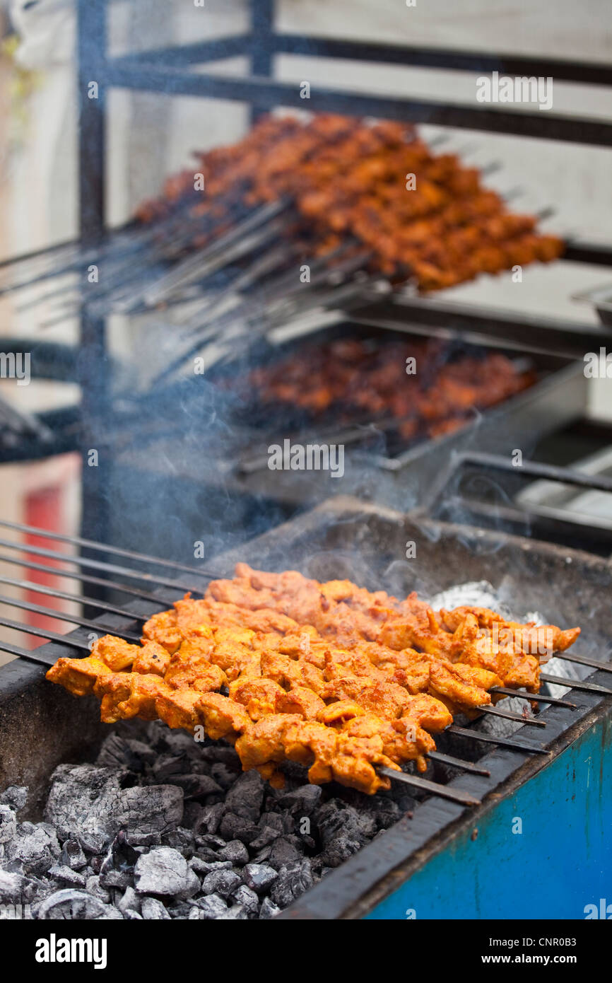 Spiedini di pollo alla griglia, Islamabad, Pakistan Foto Stock