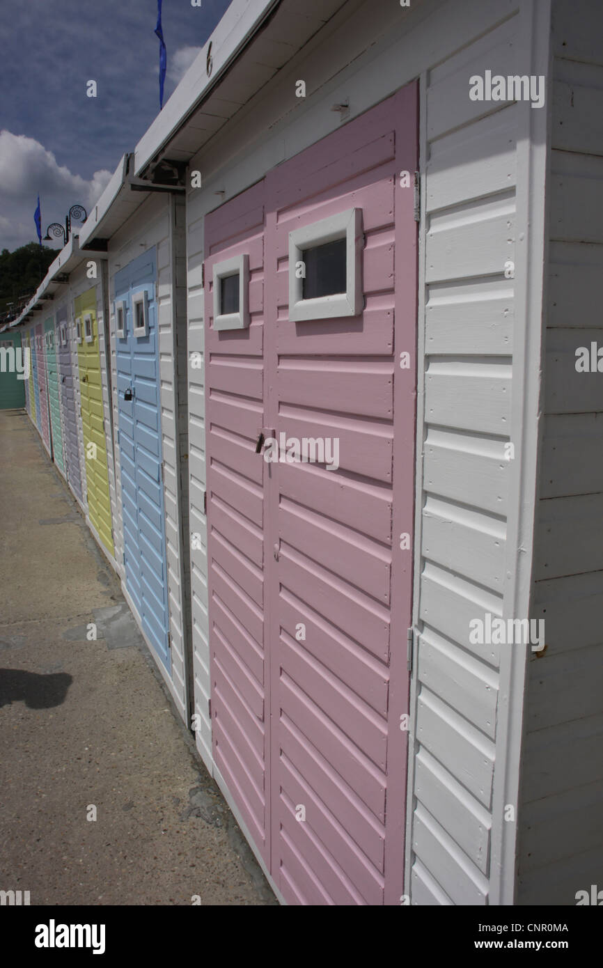 Multi colore capanne spiaggia su Marine Parade, Lyme Regis, Dorset, Regno Unito. Foto Stock