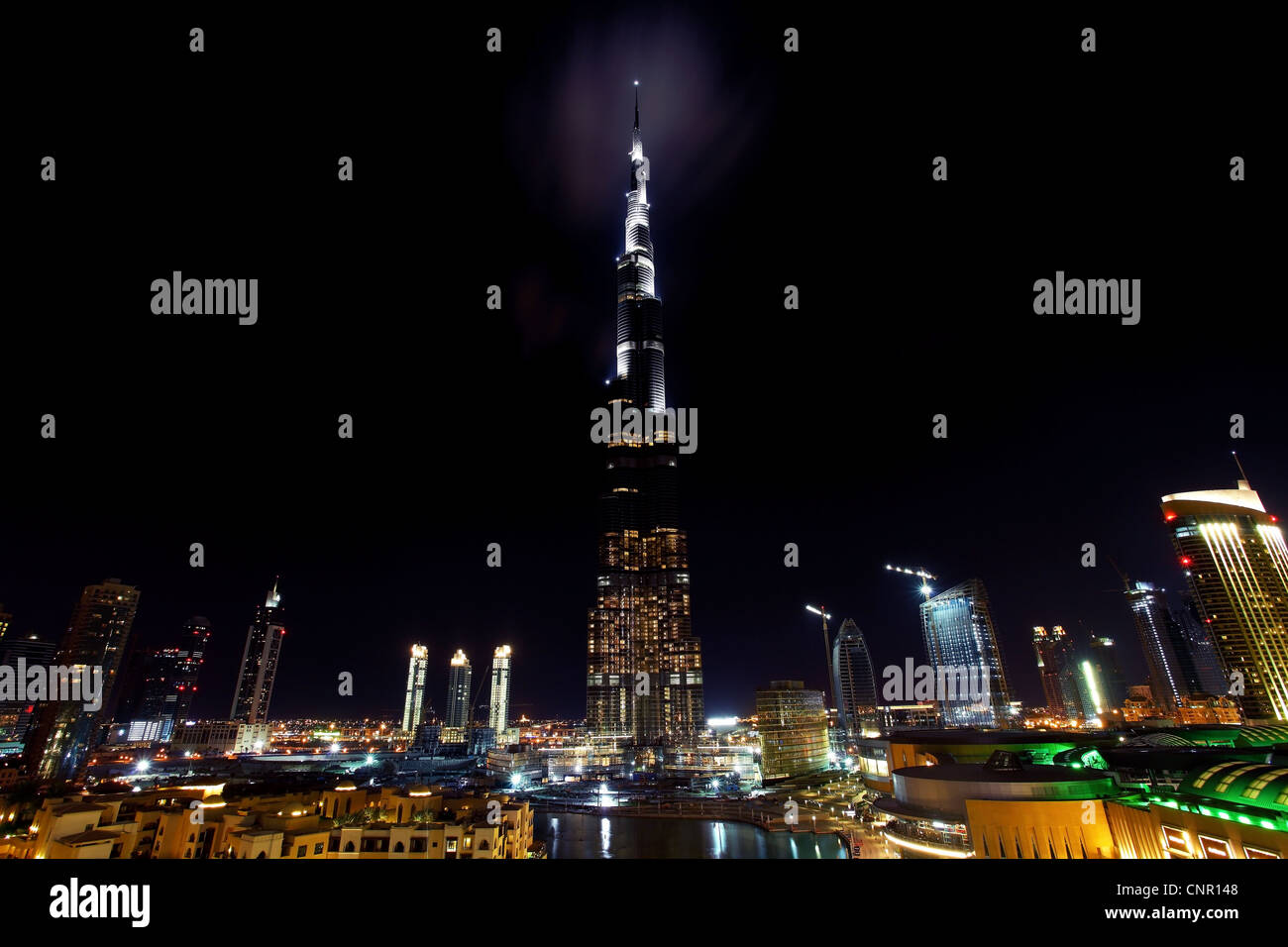 Dubai centro di scena notturna con le luci della città Foto Stock