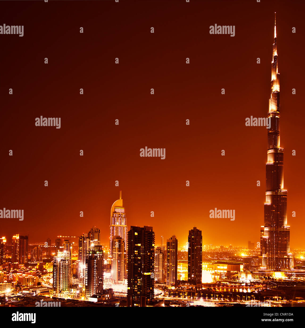 Dubai centro di scena al tramonto con luci della città nuova di lusso high tech città nel Medio Oriente, negli Emirati Arabi Uniti architettura Foto Stock