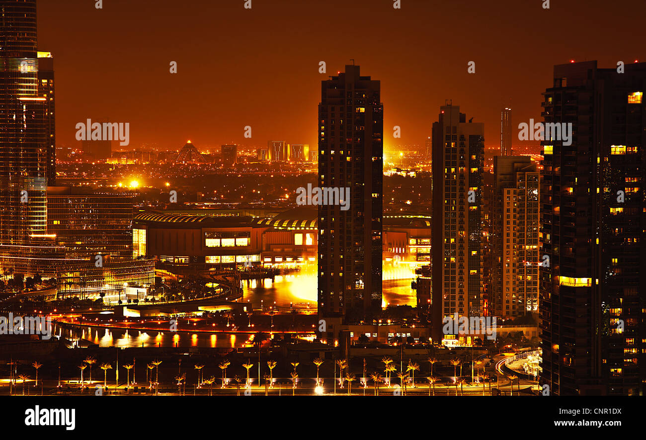 Dubai centro di scena notturna con luci della città nuova di lusso high tech città nel Medio Oriente, negli Emirati Arabi Uniti architettura Foto Stock