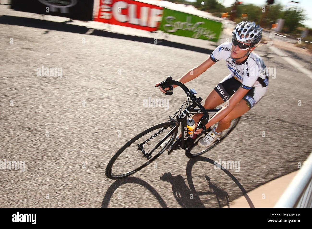 SCOTTSDALE, AZ - ottobre 2: I ciclisti competere in Scottsdale Ciclismo Criterium Festival. Foto Stock